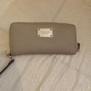 Michael kors wristlet
